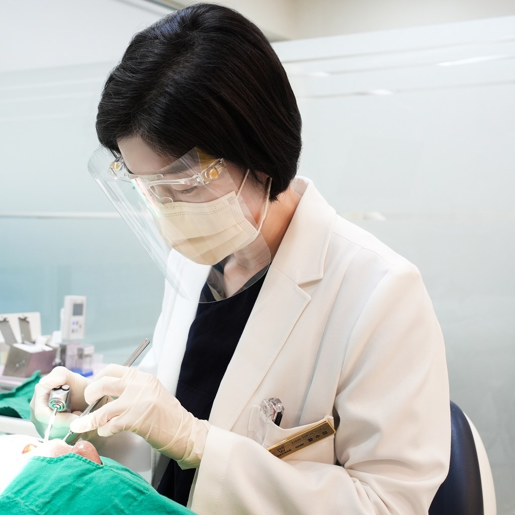 새론이치과 원장님이 환자의 구강 상태를 살펴보는 진료 모습