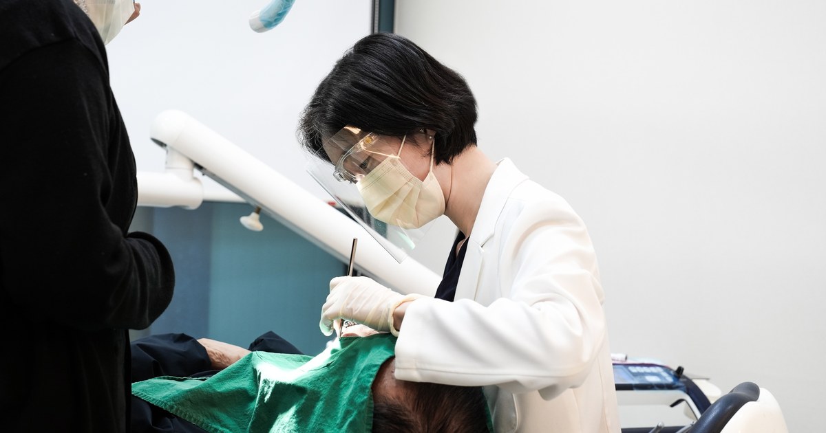 새론이치과 원장님과 진료 기구가 함께 보이는 진료실 모습