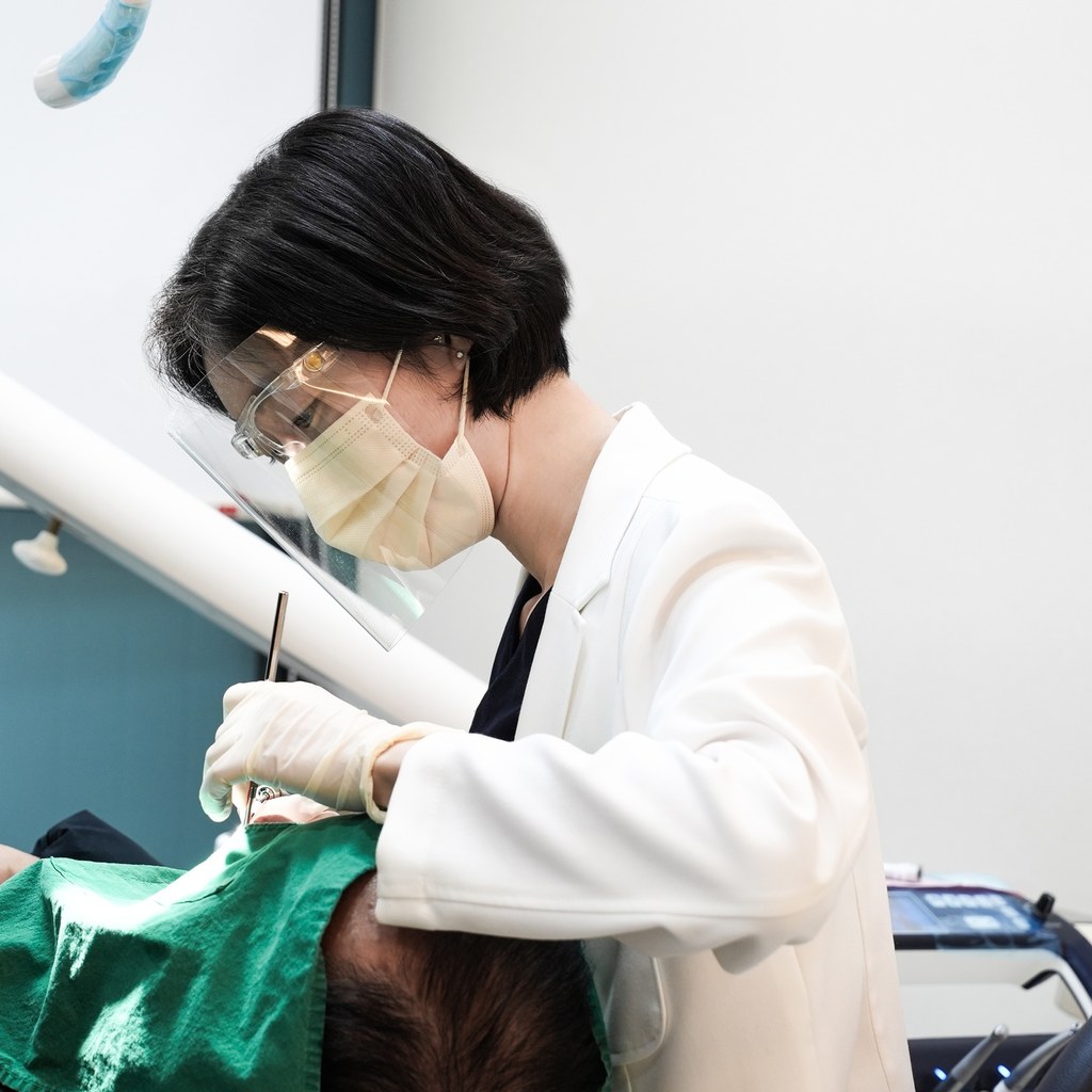 새론이치과 원장님과 진료 기구가 함께 보이는 진료실 모습